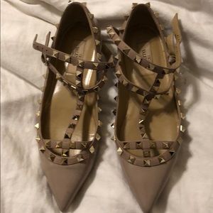 Valentino 𝚁𝚘𝚌𝚔 Stud neutral flats (38)